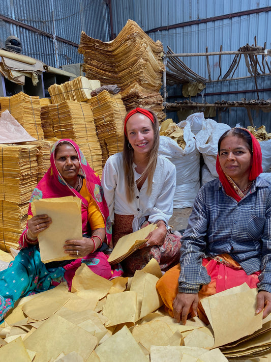 Výroba Kožených deníků: Cesta Řemeslného Umění v Srdci Indie