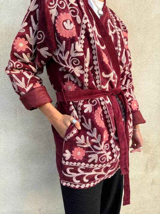 Suzani kimono Shirisha - výšivka na sametu