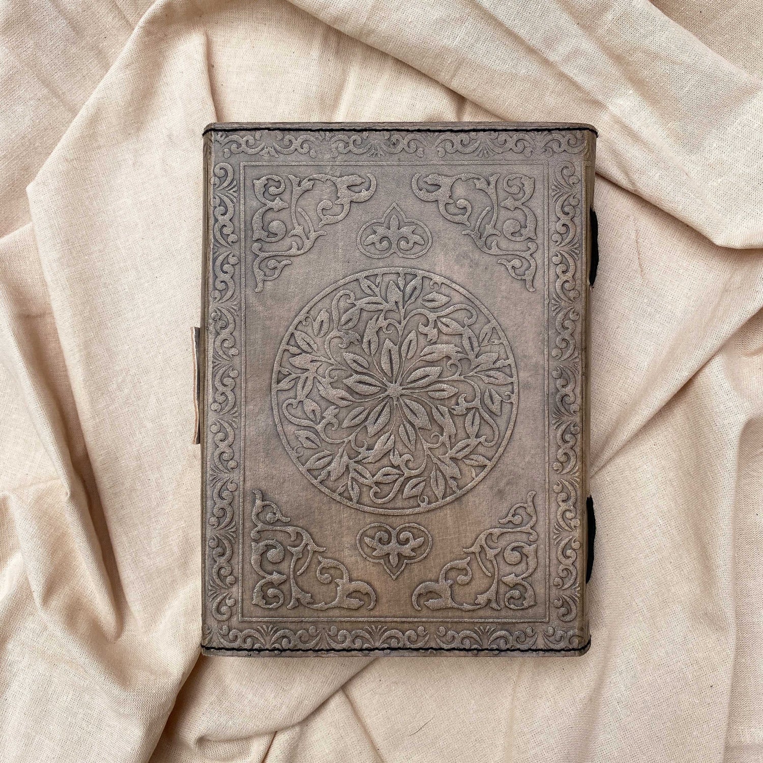 Anuvāda अनुवाद - kožený zápisník (střední) - Ashariya