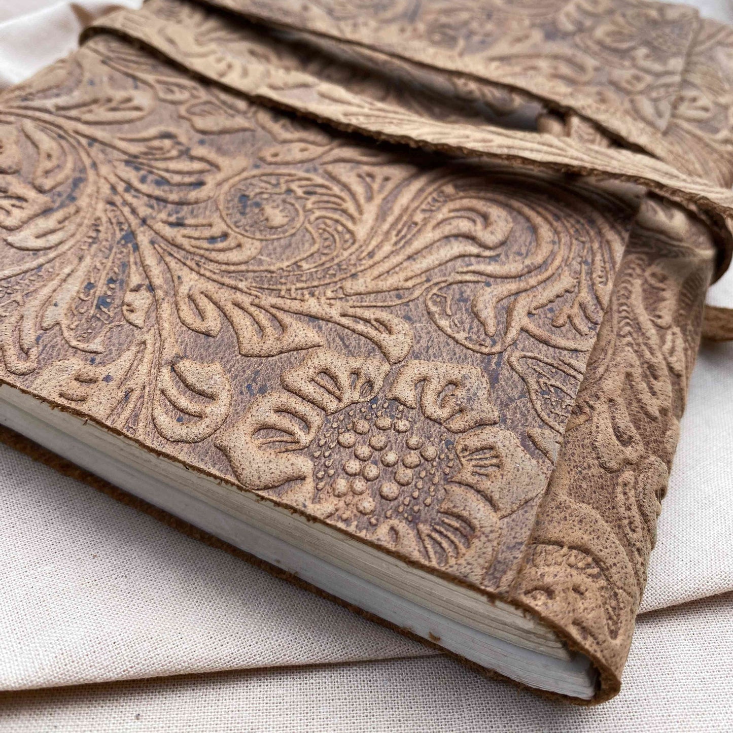 Saralatā सरलता - kožený zápisník (střední) - Ashariya