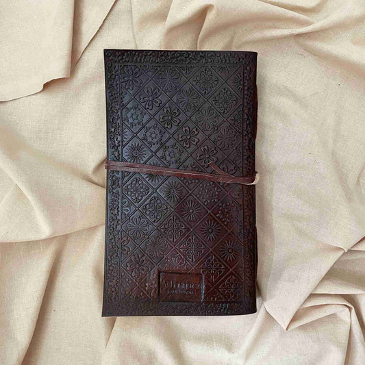Anusaṃdhā अनुसंधा - kožený zápisník (velký)