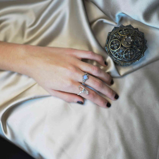 Svodaya (स्वोदय) - stříbrný prsten Ashariya - měsíční kámen 